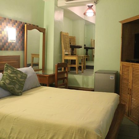Saint Illian'S Inn Makati Makati City Exterior photo